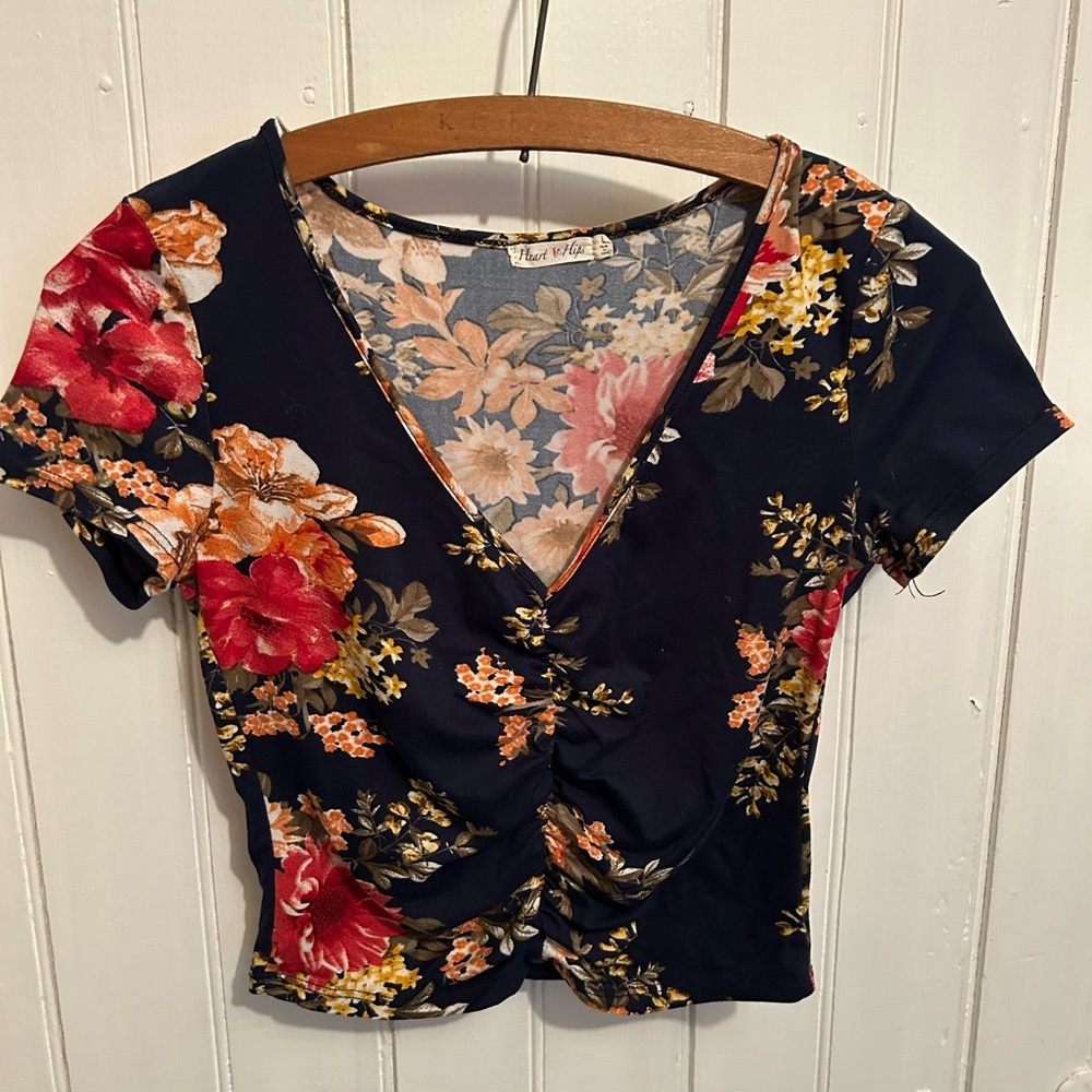 (3/$20) Heart & hips small navy & red floral vneck short sleeve crop top